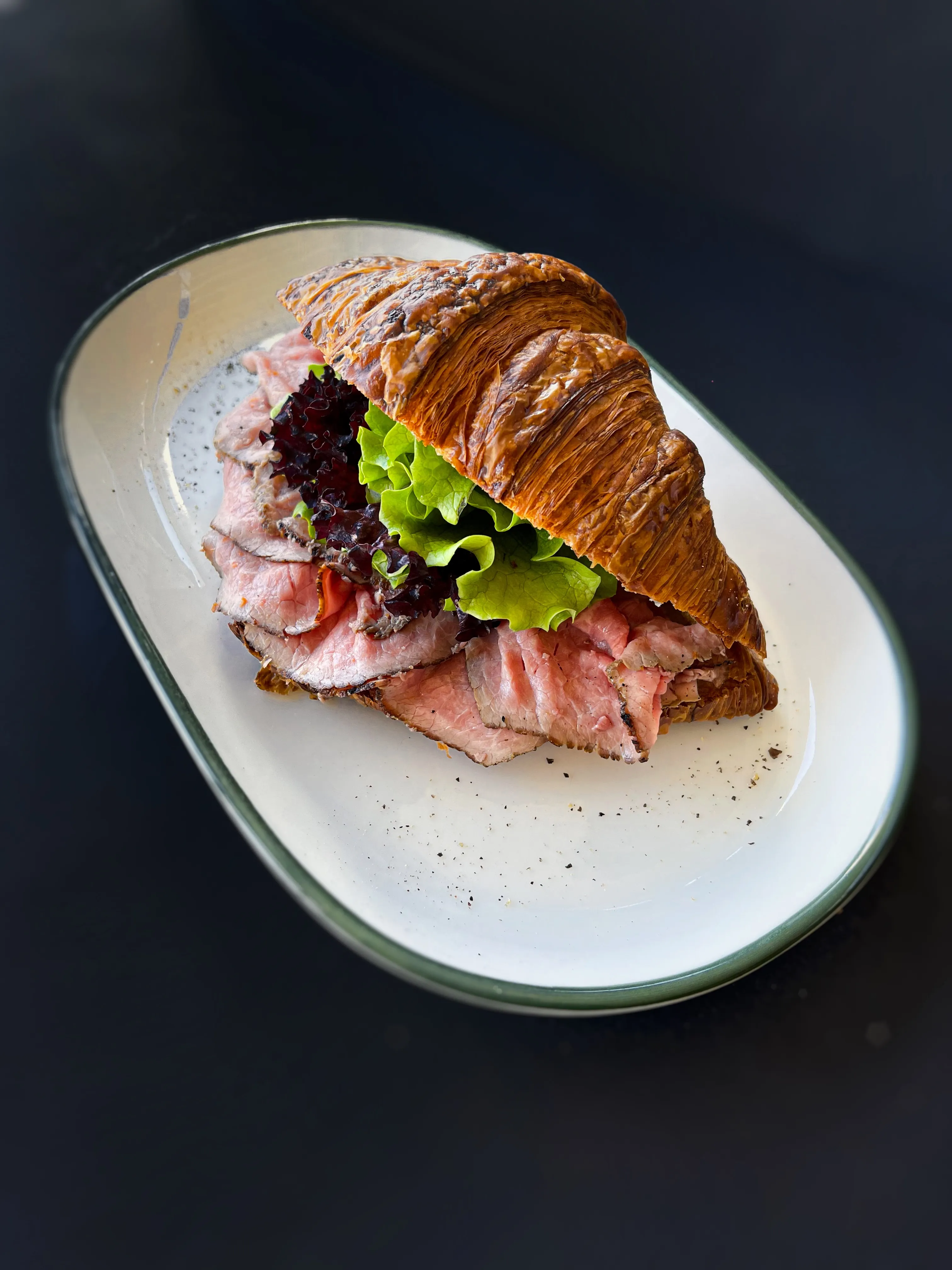 croissant-roast-beef